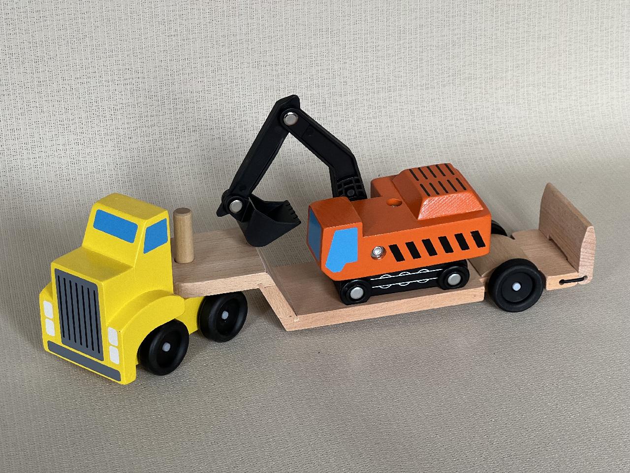 Dřevěné nákladní auto s bagrem