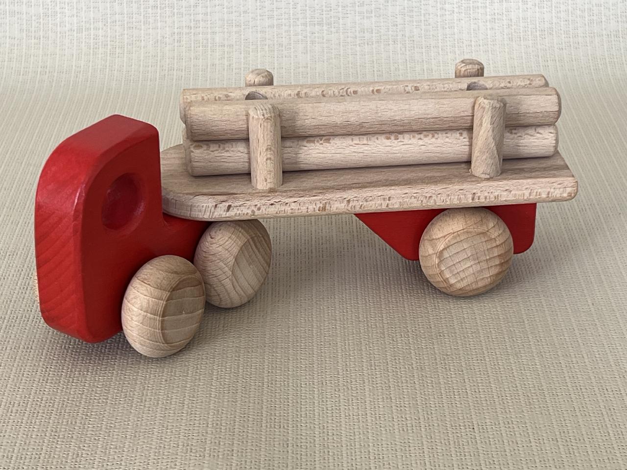 Dřevěné nákladní auto vlekem a dřevem