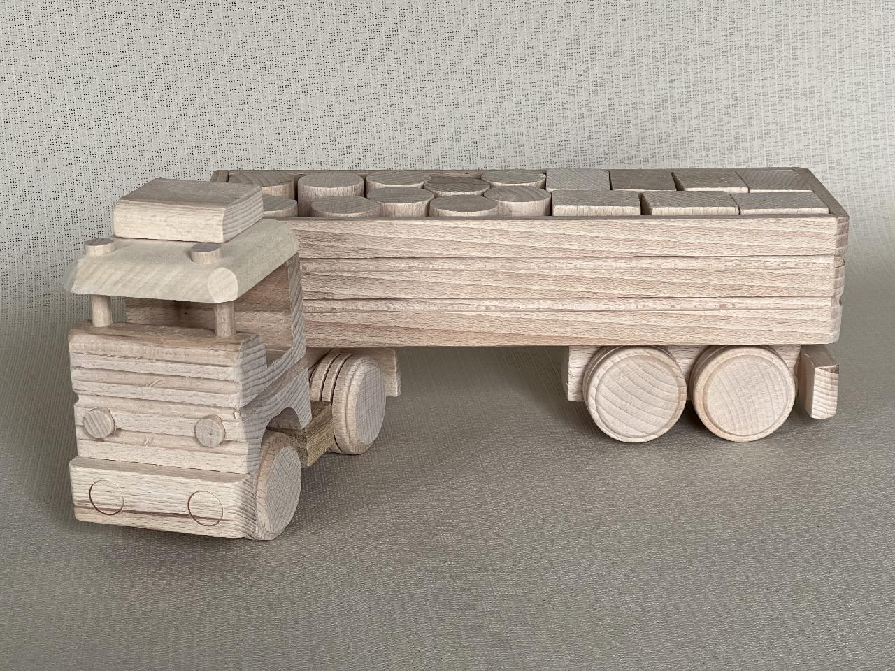 Dřevěné nákladní auto s přívěsem plným kostiček