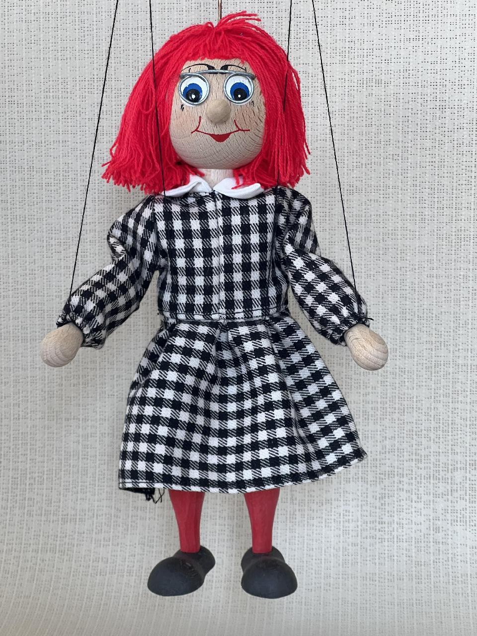 Dřevěná loutka- holka s červenými vlasy