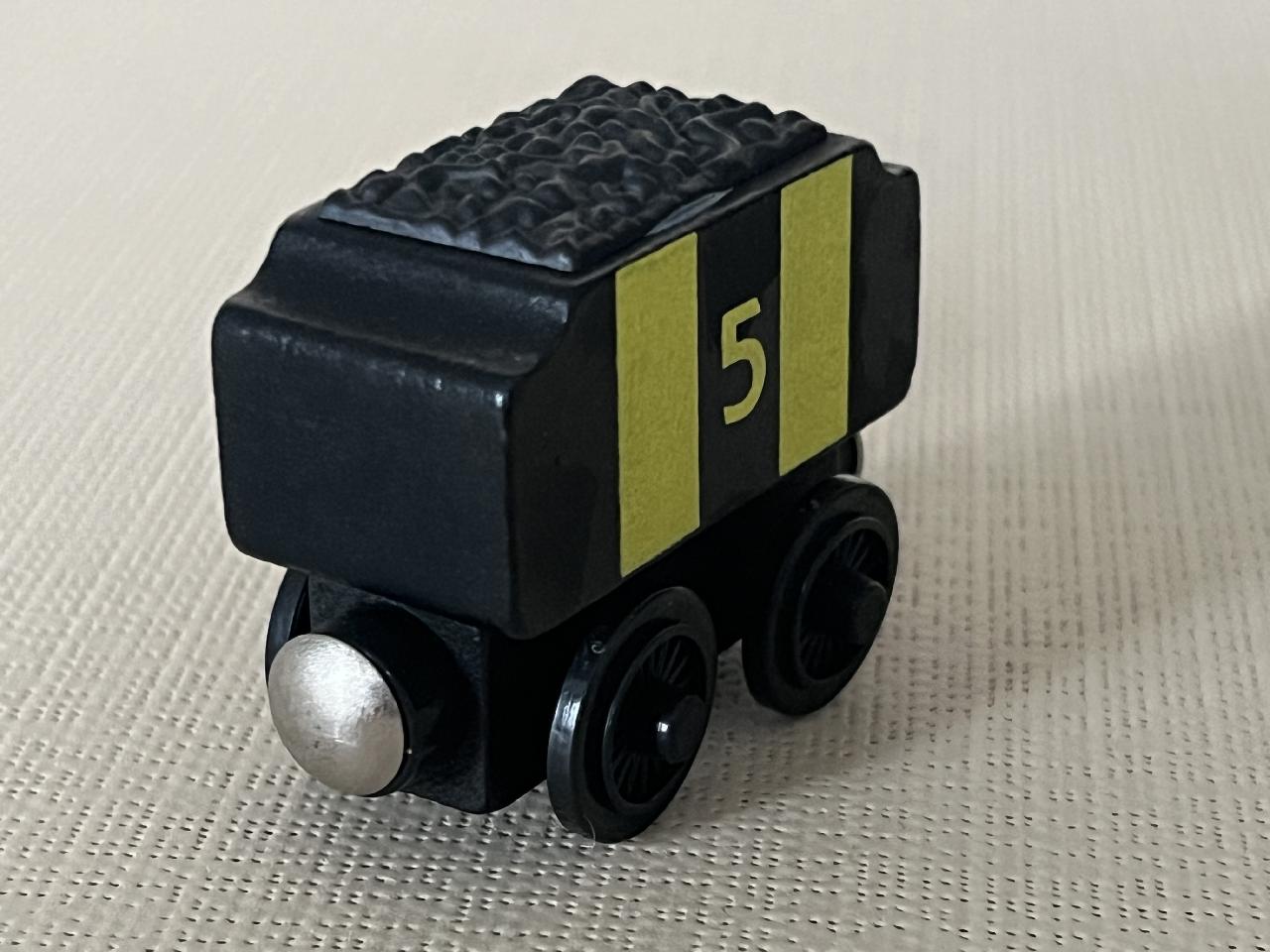 Dřevěný vogón na uhlí žluto-černý - do vláčkodráhy