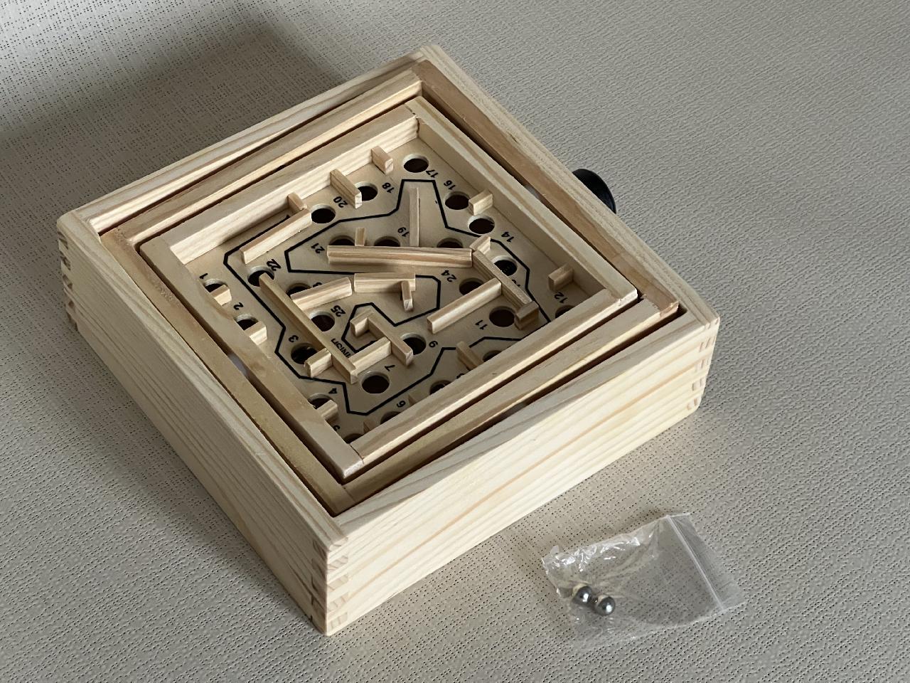 Dřevěný stolní labyrint s kuličkou