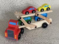 Dřevěné nákladní auto s dřevěnými auty