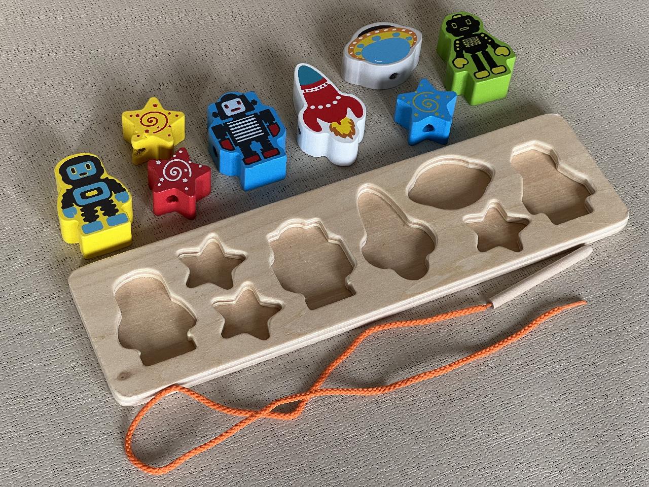 Dřevěné provlékání na liště vesmír