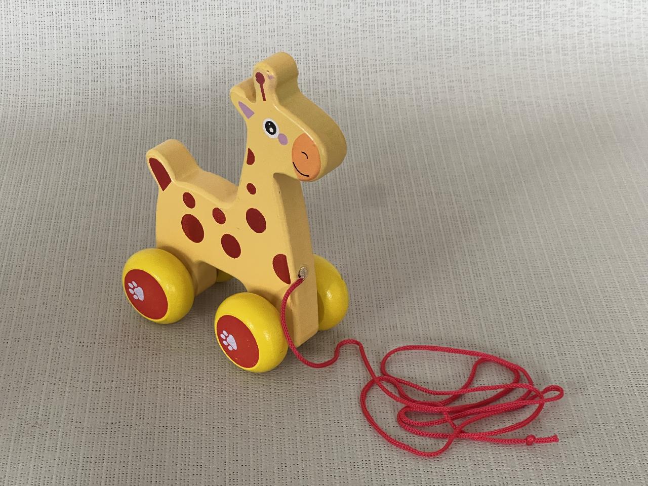 Tahací dřevěná hračka - žirafa na kolečkách malá 