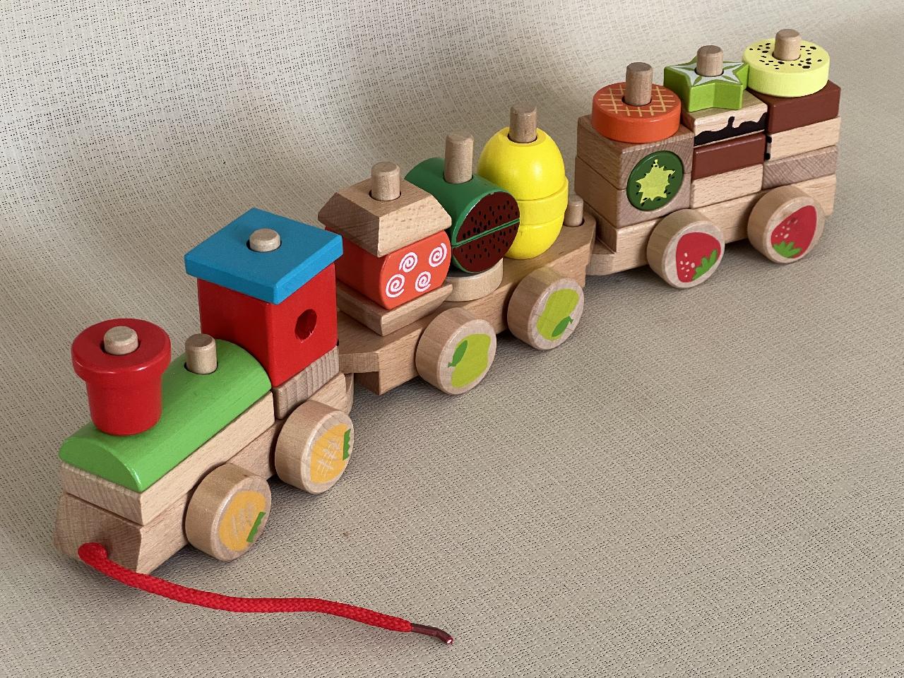 Dřevěný vláček barevné kostičky ovoce
