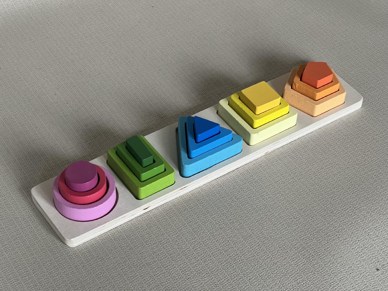 Dřevěné skládání pyramidy na liště malé