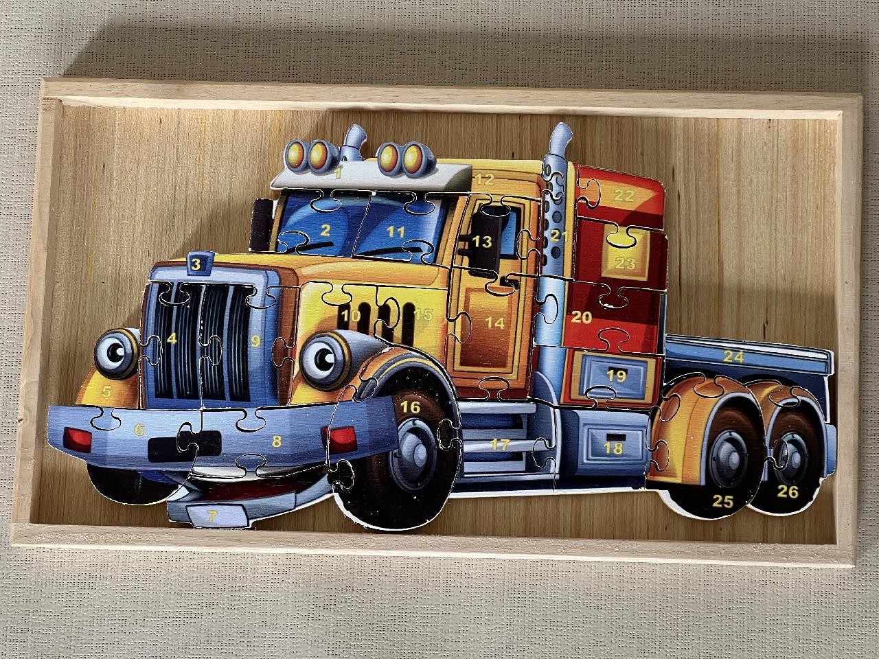 Dřevěné puzzle v dřevěné krabičce - nákladní auto