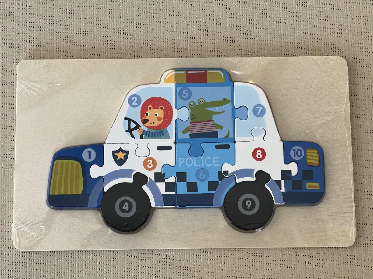 Dřevěné puzzle na desce policie